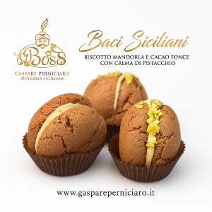 Dettaglio dei Baci Siciliani alla Mandorla con Crema di Pistacchio, dolci artigianali siciliani realizzati da Il Boss Gaspare Perniciaro, con ripieno cremoso e biscotto croccante.