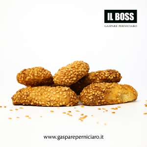 Dettaglio ravvicinato dei Biscotti Regina al Sesamo, con crosta dorata e semi tostati, realizzati artigianalmente nel laboratorio Il Boss Gaspare Perniciaro a Sambuca di Sicilia.