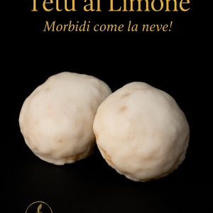 Dettaglio ravvicinato dei biscotti Tetù al Limone artigianali di Gaspare Perniciaro, con glassa bianca brillante e consistenza morbida, dolci tipici di Sambuca di Sicilia.