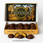 Riberesi in Chocolate presentati nella confezione elegante Specialità Siciliane, dolcini artigianali al cioccolato fondente con mandorle e arancia di Ribera, firmati Il Boss Gaspare Perniciaro.