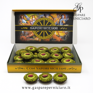 Vista dall’alto delle Tartellette Farcite Siciliane artigianali in confezione regalo elegante, con dettagli di crema e frolla che valorizzano il prodotto di Sambuca di Sicilia.