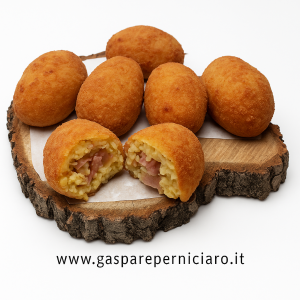 Arancina al burro fritta artigianale con ripieno visibile di prosciutto e mozzarella