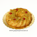 Fotografia ad altissima risoluzione del Buccellato Siciliano da 1 Kg, dolce artigianale tradizionale con fichi, mandorle e scorze d’arancia, firmato Il Boss Gaspare Perniciaro.