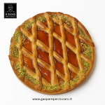 Crostata artigianale all’albicocca siciliana realizzata a mano con confettura di albicocche 75% frutta, pasta frolla fragrante e finiture dorate