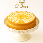Crostatorta artigianale all’arancia realizzata a mano da Il Boss Gaspare Perniciaro, con crema naturale, glassa all’arancia e fondo di cioccolato bianco.