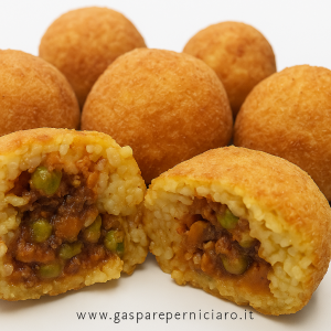 Dettaglio arancina alla carne artigianale siciliana con ragù e piselli