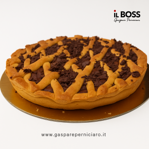 Dettaglio della crostata artigianale alla crema di nocciola e cacao, con frolla friabile e crema vellutata, dolce goloso preparato a mano con ingredienti naturali.