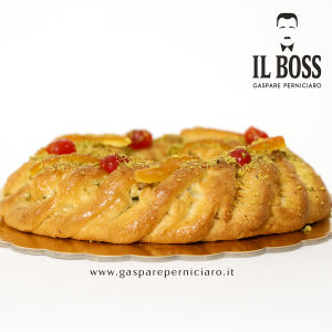 Dettaglio ravvicinato del Buccellato Siciliano artigianale con ripieno di fichi, mandorle, scorze d’arancia e noci, preparato nel laboratorio di Gaspare Perniciaro a Sambuca di Sicilia.