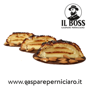 Dettaglio della texture morbida del Tronchetto Delizia Paradiso di Mandorla artigianale, dolce tipico siciliano preparato a mano con mandorle locali.