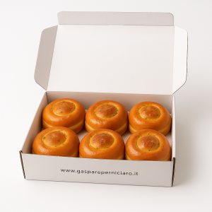 Vista dall’alto della Ravazzata Siciliana artigianale con superficie dorata e origano