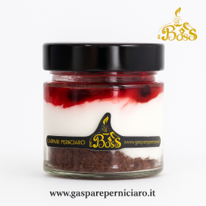 Vasetto artigianale di cheesecake ai frutti rossi prodotto a Sambuca di Sicilia dal laboratorio Il Boss Gaspare Perniciaro, dessert per ristorazione elegante e pronto da servire.