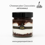 Cheesecake al cioccolato artigianale presentata in un vasetto di vetro elegante, con crema vellutata e copertura al cioccolato lucida, pronta da gustare e ideale per ristoranti e locali gourmet.