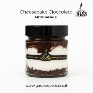 Cheesecake al cioccolato artigianale presentata in un vasetto di vetro elegante, con crema vellutata e copertura al cioccolato lucida, pronta da gustare e ideale per ristoranti e locali gourmet.