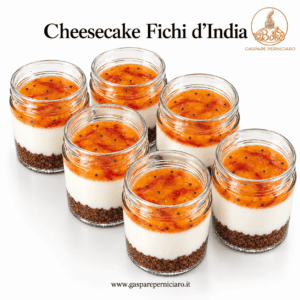 Confezione da 6 vasetti di cheesecake artigianale ai fichi d’India siciliani con base biscotto al cacao, crema bianca vellutata e gelatina arancione ai fichi d’India, prodotta da Gaspare Perniciaro a Sambuca di Sicilia.