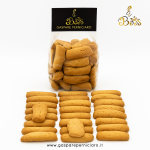 Foto professionale dei biscotti artigianali siciliani Gli Inzupponi del Boss Gaspare Perniciaro, croccanti e dorati, confezione elegante e realistica su sfondo bianco.
