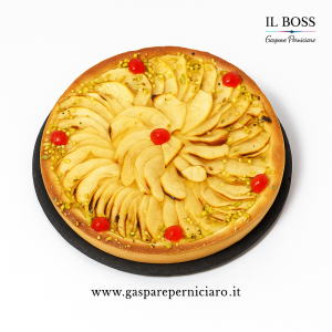 Torta di Mele Siciliana artigianale realizzata con mele fresche locali e crema pasticcera, preparata a mano nel laboratorio di Sambuca di Sicilia.