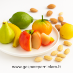 Frutta di Martorana Siciliana realizzata a mano con mandorle pregiate e miele d’arancia, esposta su un vassoio elegante che valorizza colori, tradizione e qualità artigianale del prodotto