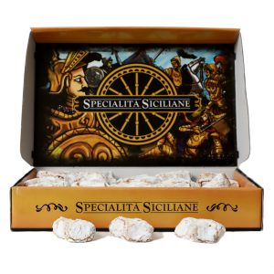 Foto in primo piano orizzontale delle Paste di Mandorla Siciliane “Colombine”, dolcetti artigianali candidi con cuore morbido alle mandorle e limone, preparati a mano nel laboratorio di Sambuca di Sicilia, ideali per Pasqua e come regalo gourmet.