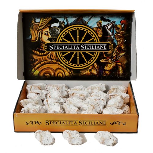 Paste di Mandorla Siciliane “Colombine” artigianali, dolcetti candidi e delicati con cuore morbido alle mandorle e limone, preparati a mano nel laboratorio di Sambuca di Sicilia, perfetti per Pasqua o come regalo gourmet.