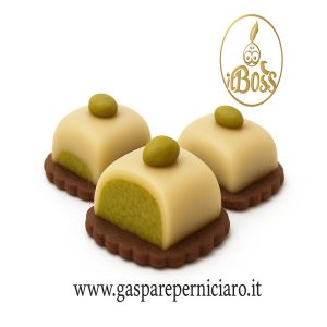 dolcetto di pasta di mandorla farcita con pasta di pistacchio tutte e 2 a crudo.