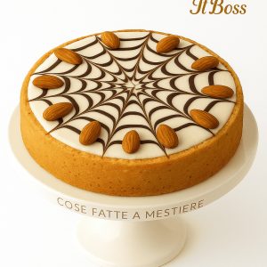 Torta artigianale alle mandorle con crema spalmabile di mandorla tostata su alzatina ufficiale “COSE FATTE A MESTIERE”, decorata con mandorle intere e logo Il Boss Gaspare Perniciaro.