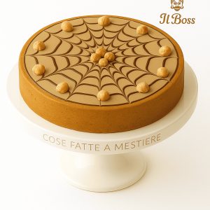 Torta artigianale siciliana alle nocciole da 1,5 kg con crema di nocciole tostate, decorata a mano e presentata sull’alzatina ufficiale “COSE FATTE A MESTIERE” con logo dorato Il Boss Gaspare Perniciaro.
