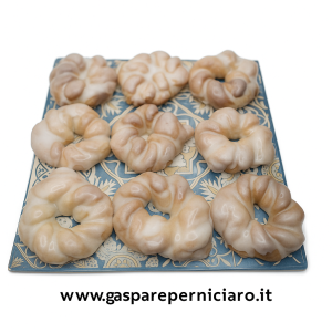 Foto delle Taralle Siciliane al Limone, biscotti artigianali friabili con glassa al limone, prodotti a mano nel laboratorio Il Boss Gaspare Perniciaro di Sambuca di Sicilia.