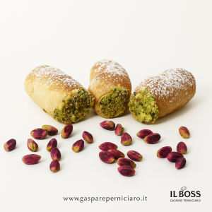 Dettaglio della crema al pistacchio siciliano vellutata all’interno dei Cannoli Sfoglia Mignon artigianali del maestro Gaspare Perniciaro, che evidenzia qualità e lavorazione tradizionale.