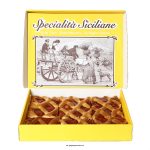 Crostata artigianale siciliana all’albicocca già porzionata in 8 fette, confezionata in elegante scatola tradizionale, ideale per bar, gelaterie e famiglie.