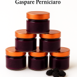 Vasetti di mini granite artigianali ai gelsi neri disposti a piramide con coperchio color rame, produzione Il Boss Gaspare Perniciaro, Sambuca di Sicilia.