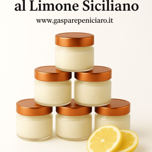 Immagine di sei vasetti in vetro da 100 ml disposti a piramide contenenti granita al limone siciliano artigianale, con tappi amaranto e sfondo bianco luminoso.