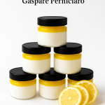 Mini Mousse al Limone artigianale da 100 ml in vasetto di vetro, dessert monoporzione siciliano per ristoranti, pizzerie, catering e hotel di lusso.