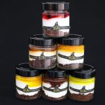 Cheesecake artigianali in vasetto disposte a piramide, foto catalogo del kit misto di dessert per degustazione e prova qualità, ideale per locali e rivenditori con trasporto refrigerato in 48 ore.