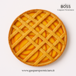 Crostata artigianale con confettura e pezzi a spicchio di pesca di Bivona e Leonforte, dolce siciliano confezionato in elegante scatola regalo firmata Il Boss Gaspare Perniciaro