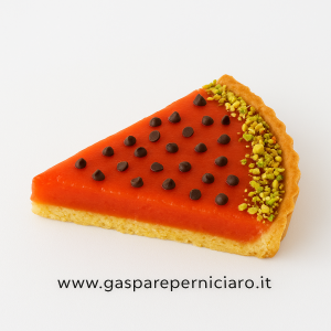 Dettaglio ravvicinato della crostata artigianale al gel di mellone, con frolla dorata intrecciata e succoso ripieno di anguria di Campobello di Mazara, Sicilia.