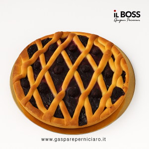 Vista dall’alto della Crostata Artigianale ai Gelsi Neri Il Boss Gaspare Perniciaro, con intreccio perfetto di frolla dorata e confettura ai gelsi neri extra al 75% di frutta.