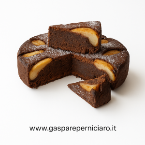 Torta artigianale alla pera e cioccolato fondente, soffice e profumata, fotografata su fondo bianco con luce naturale, firmata Il Boss Gaspare Perniciaro.