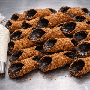 Cannolo siciliano medio glassato internamente al cioccolato e dopo farcito con ricotta di pecora 100%