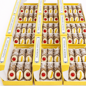 cannoli medi glassati internamente e dopo farciti con ricotta. confezioni da 10 cannoli . minimo 10 confezioni