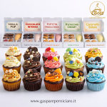 Kit cupcake pop artigianali Gaspare Perniciaro con 10 gusti assortiti su tavolo, cupcake colorati con creme e decorazioni premium
