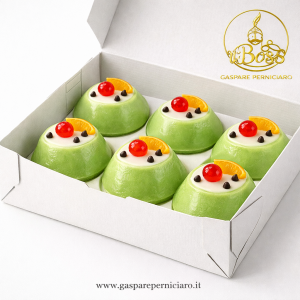 Scatola con 6 cassatine siciliane tradizionali da 100 g farcite con ricotta di pecora 100%, pan di Spagna e pasta reale di mandorla, decorate con mezza ciliegia, filetto di arancia e gocce di cioccolato