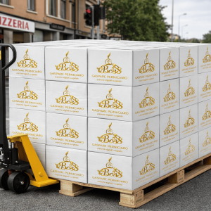 Pallet di arancine artigianali surgelate confezionate in scatole di cartone alimentare, disposte ordinatamente su euro pallet, vista dall’alto, pronto per trasporto refrigerato a -20°C