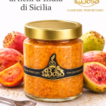Vasetto di confettura extra di fichi d’India siciliani con tappo oro e etichetta elegante Gaspare Perniciaro con frutti freschi tipici della Sicilia