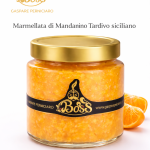 Vasetto in vetro di marmellata di Mandarino Tardivo siciliano artigianale da 250g con colore arancio chiaro naturale e consistenza morbida tipica della produzione siciliana
