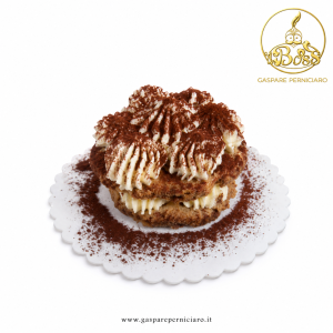 Tiramisù Realistico artigianale Gaspare Perniciaro con savoiardi rotondi imbevuti al caffè e crema ricca di mascarpone decorata con caratteristici ciuffi rigati, dessert monoporzione premium ideale per ristoranti, hotel, catering e vendita online.