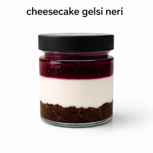 Cheesecake ai gelsi neri artigianale in vasetto monoporzione di vetro con crema al formaggio, base di biscotto al cacao e glassa lucida rosso violacea ai gelsi neri, dessert siciliano prodotto artigianalmente da Il Boss Gaspare Perniciaro