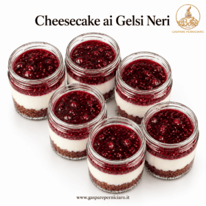 Sei cheesecake ai gelsi neri in vasetto monoporzione artigianale di Gaspare Perniciaro, con base al biscotto al cacao, crema cheesecake vellutata e glassa lucida ai gelsi neri con pezzetti di frutta.