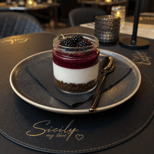 cheesecake ai gelsi neri , monoporzione iun vasetto di vetro anonimo