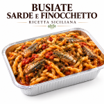 Pasta con le sarde e finocchetto con busiate di Trapani, salsa fresca succosa, sarde di Sciacca e finocchietto selvatico in vaschetta argentata