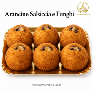 6 arancine siciliane salsiccia e funghi dorate e rotonde con funghi sulla panatura, disposte su un vassoio dorato